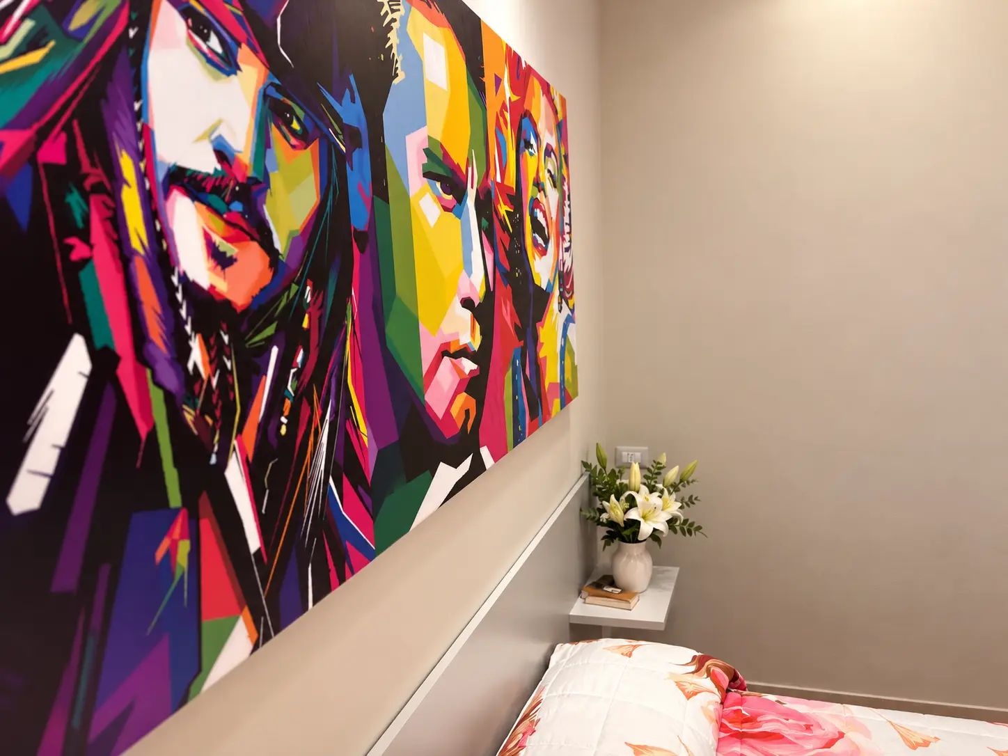 Camera Attori – Dettagli artistici: grande quadro pop art colorato sopra il letto