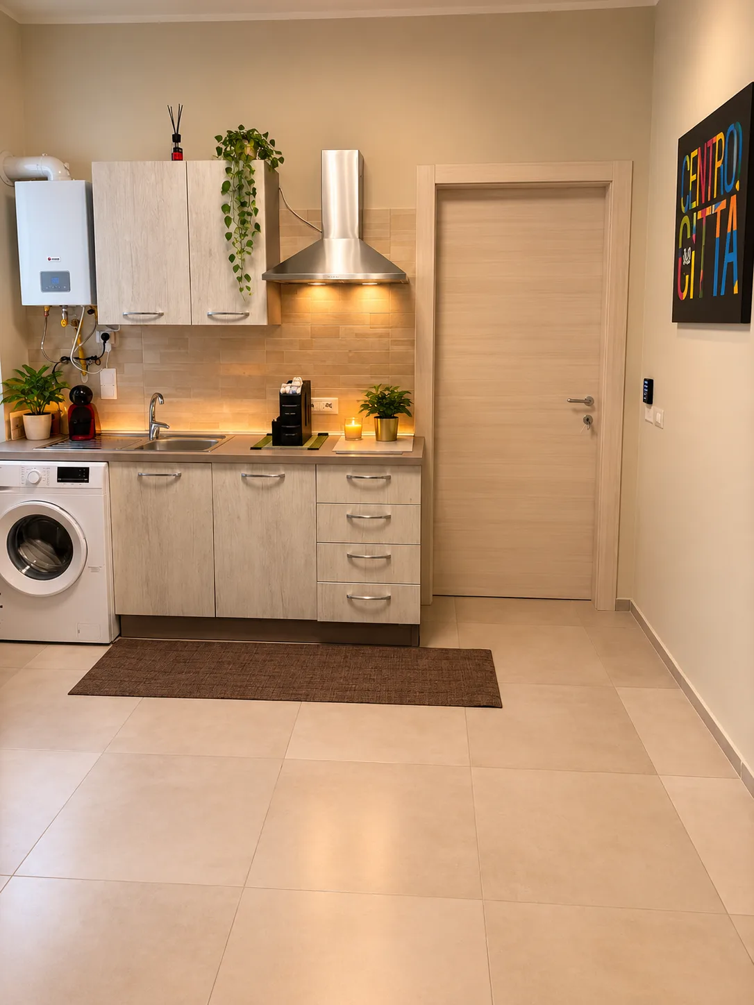 Spazi comuni B&B a Crotone – Angolo cucina condiviso con lavello, macchina del caffè e lavatrice